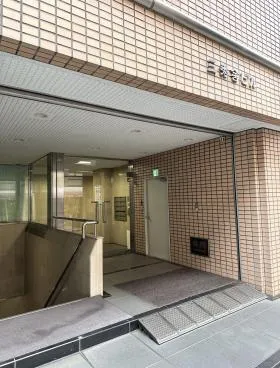 三秀舎ビルの外観