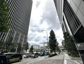 日比谷通り沿いを直進する（御茶ノ水方面）