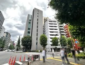 横断歩道を通過、もう少し直進する
