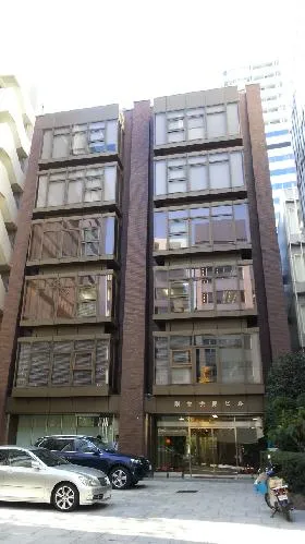 剛堂会館ビルの外観