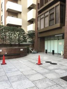 剛堂会館ビルの外観