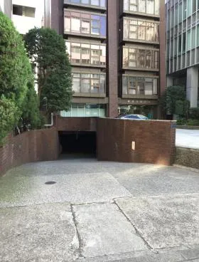 剛堂会館ビルの外観