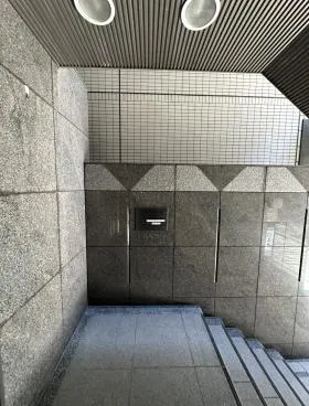 友泉本石町ビルの外観