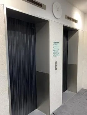 司ビルディングの外観