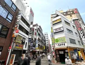 北口を出たら前にある細い道を直進する