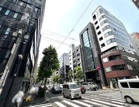 通り（神田警察通り）に出たら左に曲がり、直進すれば当ビル着