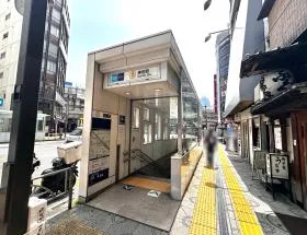 東京メトロ銀座線「神田駅」出入口4からもアクセスしやすい（出入口のすぐ近くに神田警察通りがある）