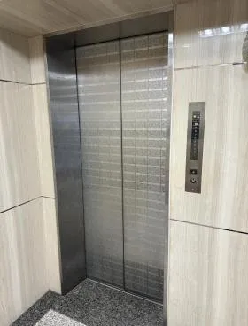 白鷺(シラサギ)ビルの外観