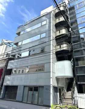 新富3Tビルの外観