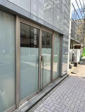 新富3Tビルの外観