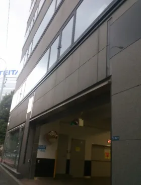 東貨ビルの外観