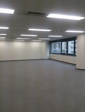 東貨ビルの外観