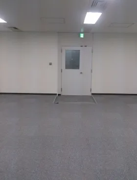 東貨ビルの外観