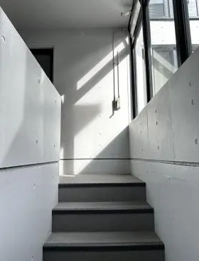 ロイクラトン左門町ビルの外観