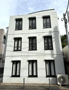 ロイクラトン左門町ビルの外観
