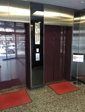 塚本素山ビルの外観