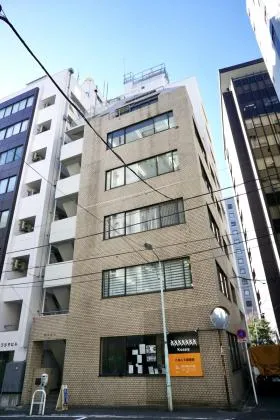 逸侶ビルの外観