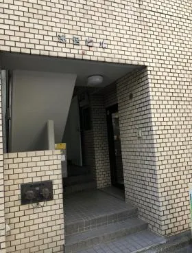 逸侶ビルの外観