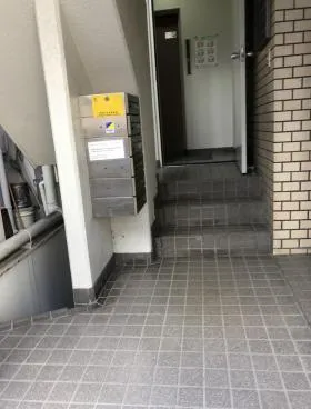 逸侶ビルの外観