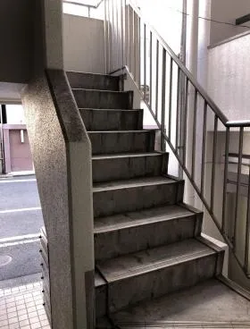 逸侶ビルの外観