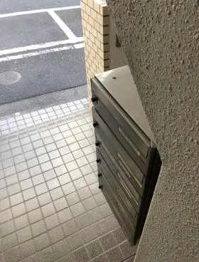 逸侶ビルの外観