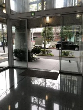 C-5ビルの外観