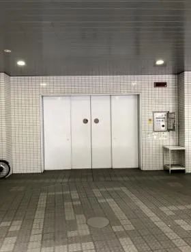 C-5ビルの外観