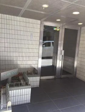 CIMA100ビルの外観