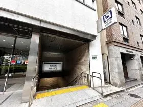A5出入口から地上に出て左に進む（日本橋方面）