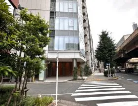 歩道橋（写真の右奥）の少し手前で左に曲がる