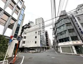十字路で左に曲がれば当ビル着