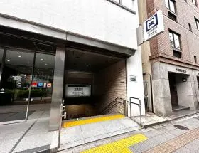 A5出入口から地上に出て左に進む
