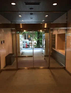 KMビルの外観