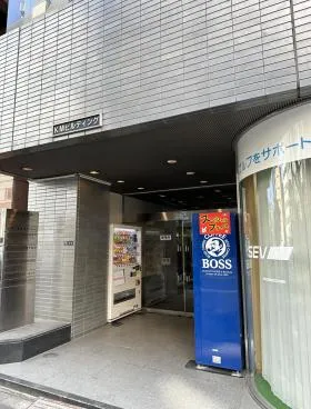 KMビルの外観