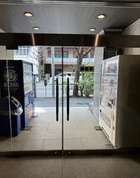 KMビルの外観