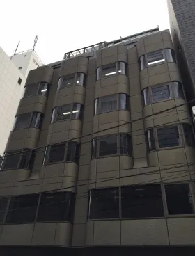 山源ビルの外観