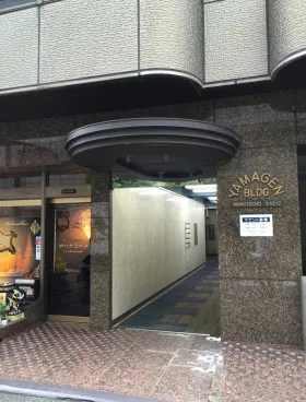 山源ビルの外観