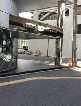 神田槇町トライアングルタワーズビルの外観