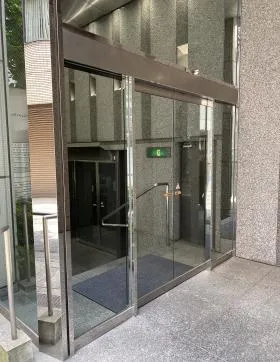 新橋フロンティアビルディングの外観