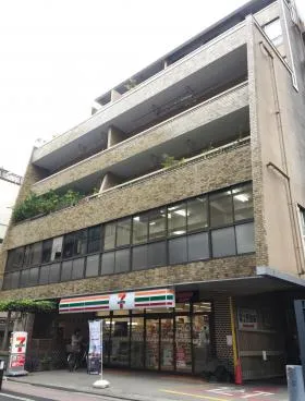 寶5号館ビルの外観