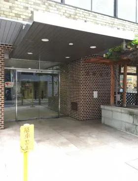 寶5号館ビルの外観