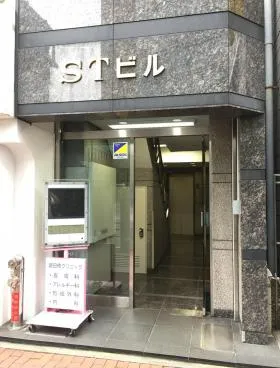 STビルの外観