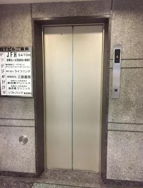 STビルの外観