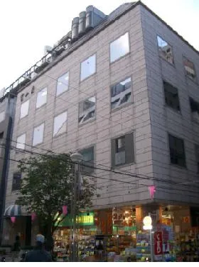 冨山房ビルの外観