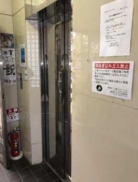 開拓社ビルの外観