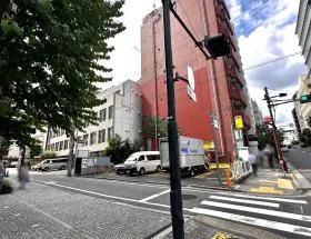 横断歩道の手前で左に曲がる