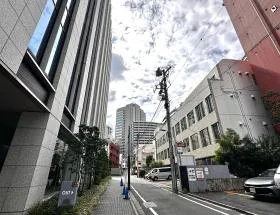 細い道を直進すれば当ビル着