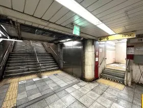 出入口6を目指す