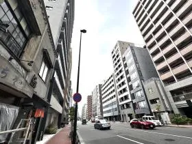地上に出たら左へ直進する