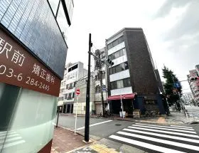 横断歩道の手前で左に曲がれば当ビル着